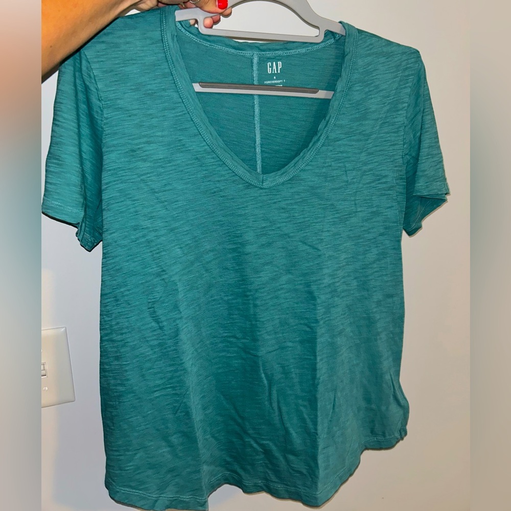 Women’s GAP foreversoft tee! Only worn once!